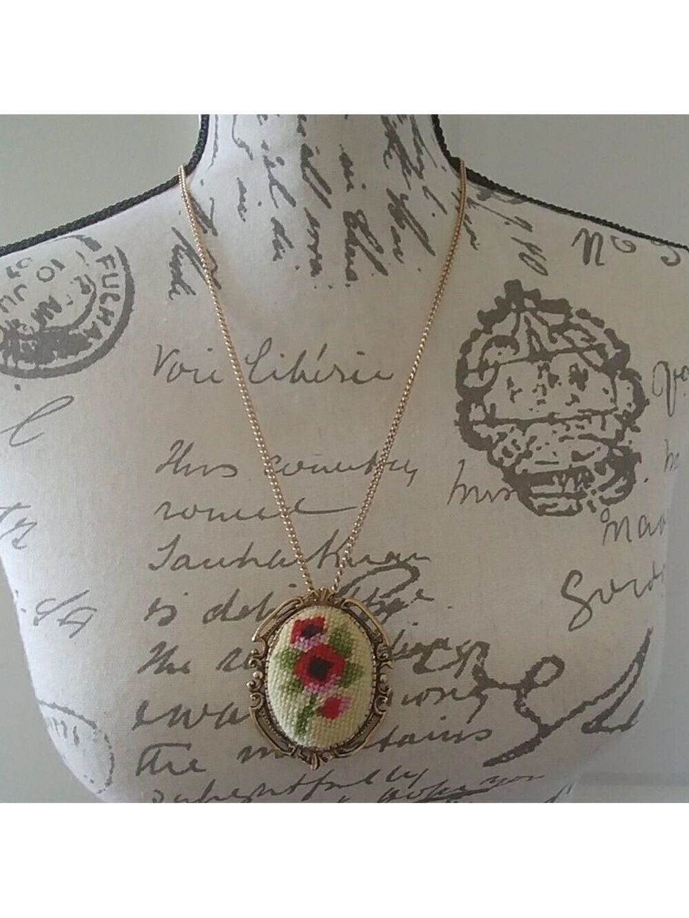 Hand stitched Vintage 1980-90s flower unique needlepoint brooch/necklace